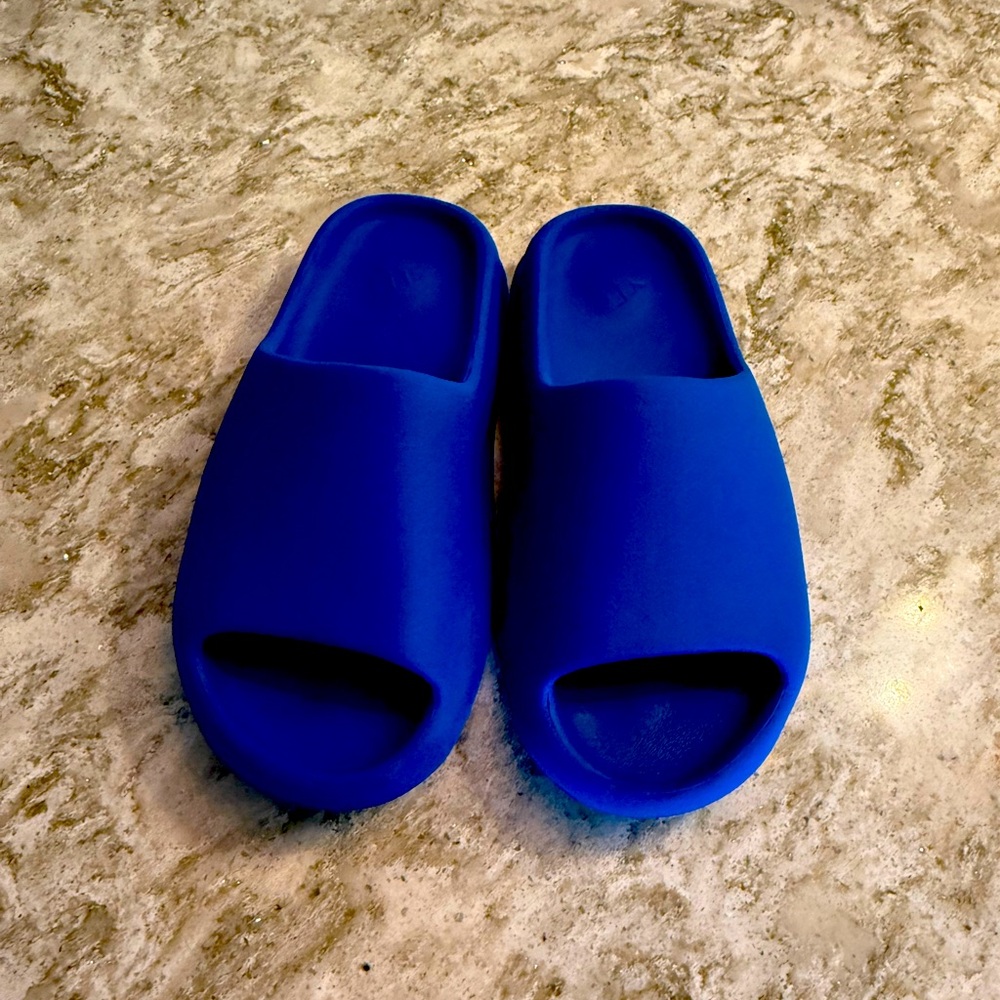 Size 6M Yeezy Slides, only worn twice!